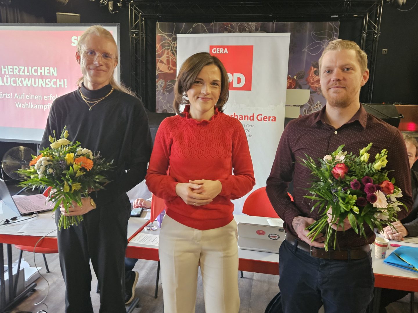 Elisabeth Kaiser mit den beiden Landtagskandidierenden, Mana Klötzer und Christian Peter Urban.